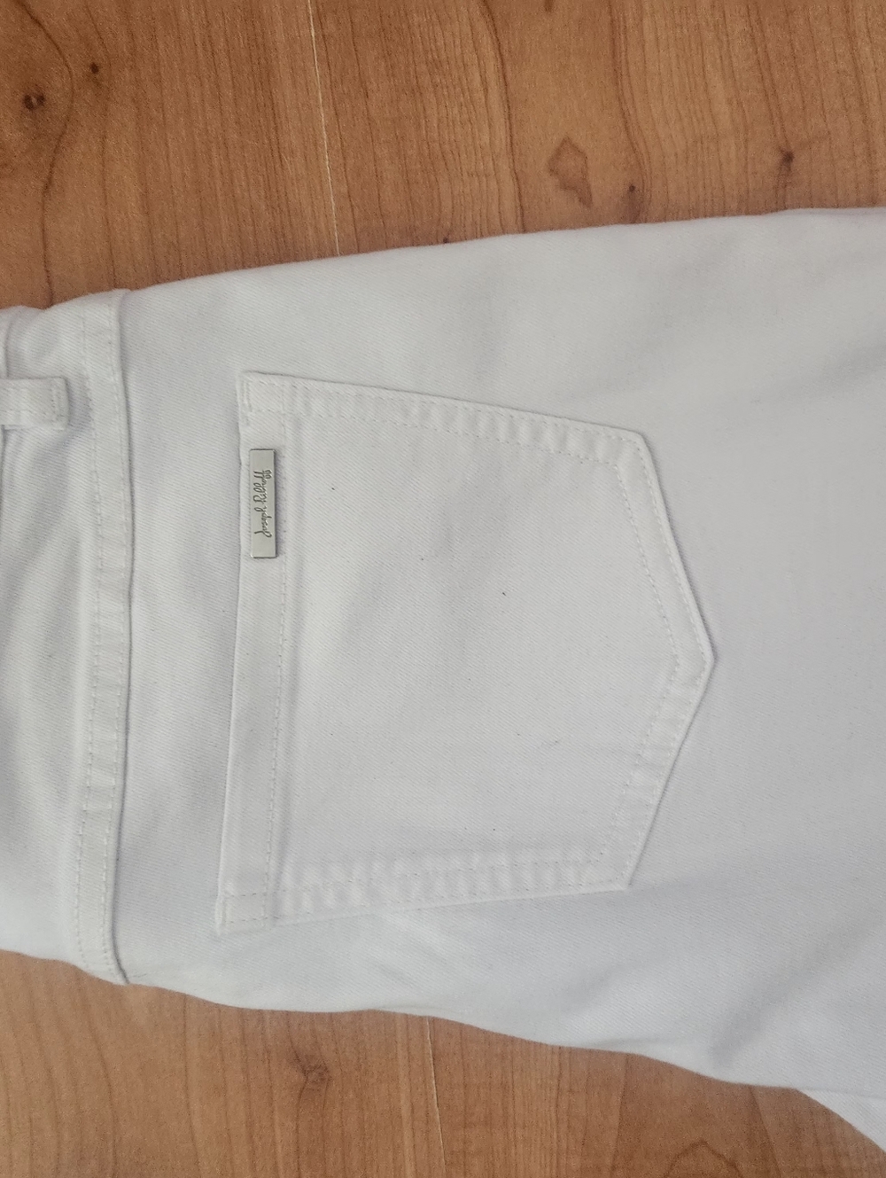 Joeseph Ribkoff White Cropped Jeans with Laser-Cut Hem Detail - Picture 6 of 8